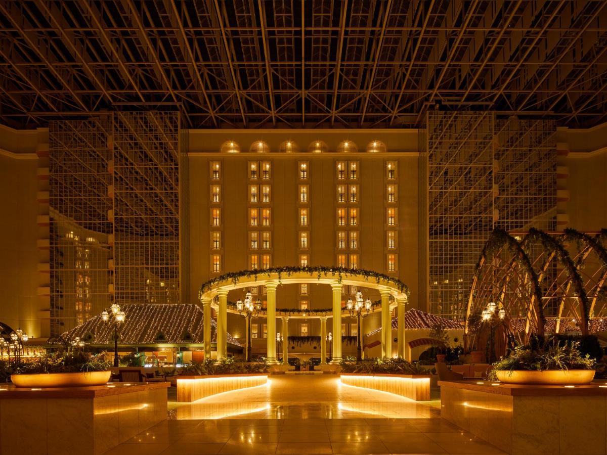 Hotel Grand Nikko Tokyo Bay Maihama Urayasu Esterno foto The photo shows the interior of a luxurious hotel or resort. It features a spacious atrium with elegant architecture, including a high ceiling supported by beams. The area is well-lit with warm, ambient lighting that highlights various design element