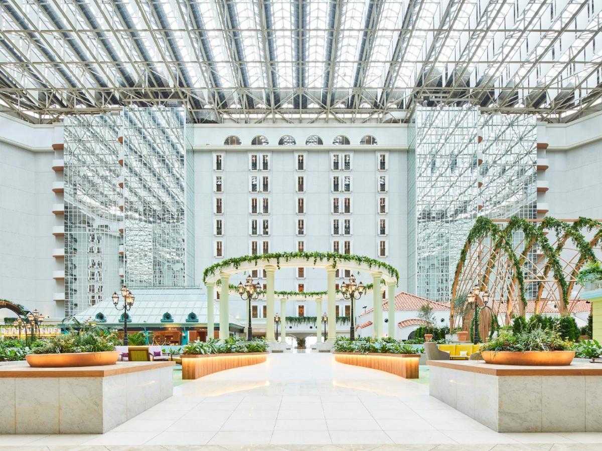 Hotel Grand Nikko Tokyo Bay Maihama Urayasu Esterno foto The photo shows a spacious atrium or indoor area of a building, likely a hotel or resort. The architecture features large glass panels overhead, allowing for natural light to flood the space. There are elegant decorative elements, such as arches ador