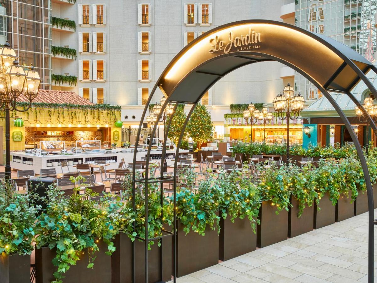 Hotel Grand Nikko Tokyo Bay Maihama Urayasu Esterno foto The photo shows an outdoor dining area of a restaurant named "Le Jardin." It features an archway adorned with greenery and decorative lighting. The space is filled with tables and chairs arranged neatly, surrounded by plants that create a lush enviro