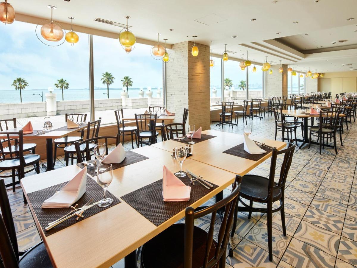 Hotel Grand Nikko Tokyo Bay Maihama Urayasu Esterno foto The photo shows the interior of a restaurant that features a modern and spacious design. There are numerous tables set up, each with neatly arranged table settings including napkins and utensils. The flooring has a decorative tile pattern, and large 