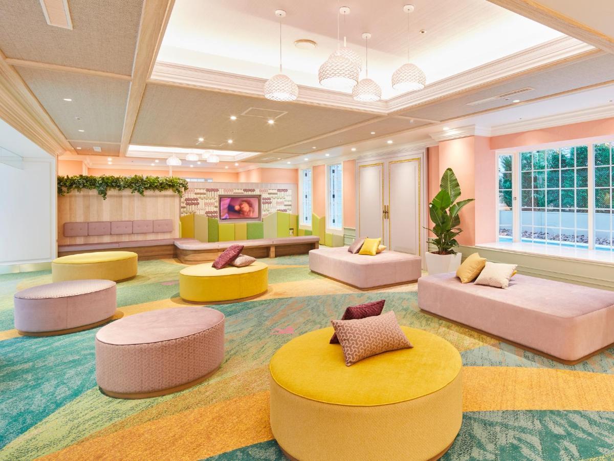 Hotel Grand Nikko Tokyo Bay Maihama Urayasu Esterno foto The photo showcases a modern, brightly colored lounge area. The room features soft, rounded seating arrangements in vibrant shades of yellow, pink, and teal. The furnishings consist of low, cushioned stools or ottomans, with small decorative pillows 