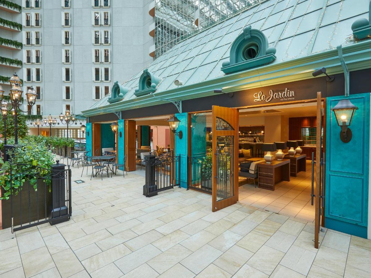 Hotel Grand Nikko Tokyo Bay Maihama Urayasu Esterno foto The photo shows an entrance to a restaurant named "Le Jardin." The exterior features a bright teal color with ornate details, and there are large double doors that are open, inviting guests inside. There are outdoor seating arrangements visible, alon