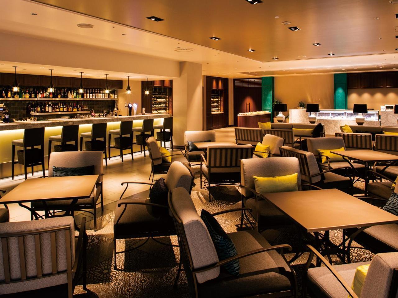 Hotel Grand Nikko Tokyo Bay Maihama Urayasu Esterno foto The photo shows a modern, upscale lounge or bar area. It features a variety of seating options, including cushioned chairs and tables arranged for conversation. The space is well-lit, with warm lighting that creates an inviting atmosphere. In the bac